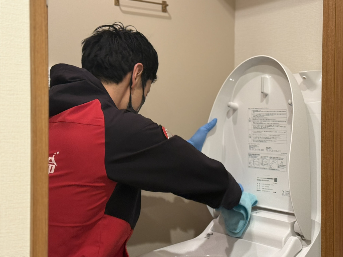 おそうじ革命のトイレクリーニング現場研修の様子