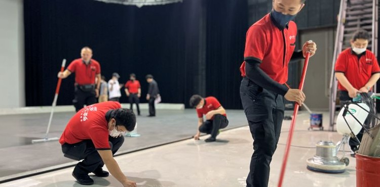 東京で店舗清掃を協力して行うおそうじ革命のスタッフ