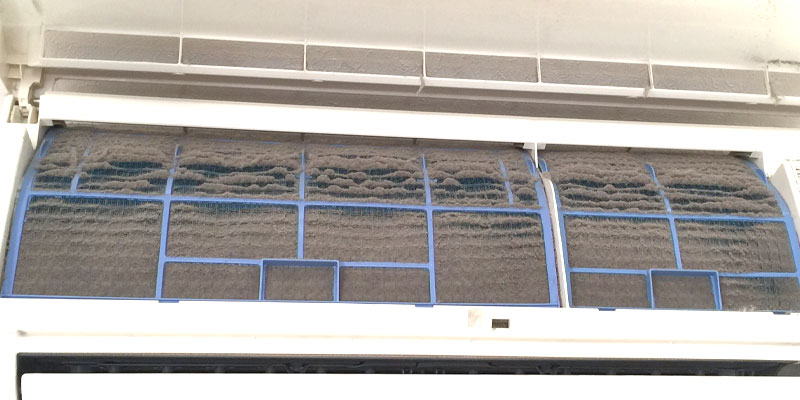 ホコリが蓄積したエアコンのフィルター