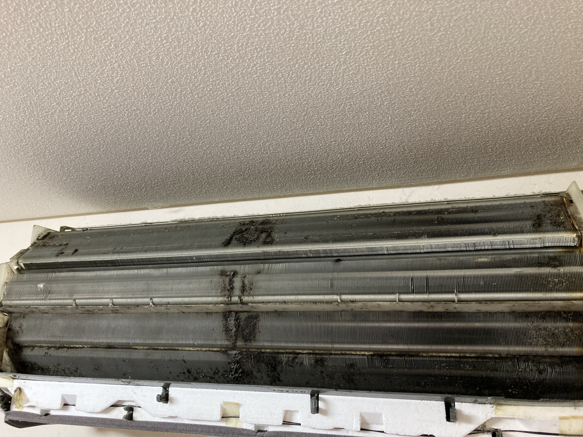 東京都杉並区の業務用壁掛けエアコンの作業前2