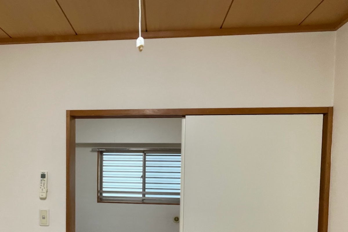 愛知県豊明市の壁紙復元塗装の作業前3