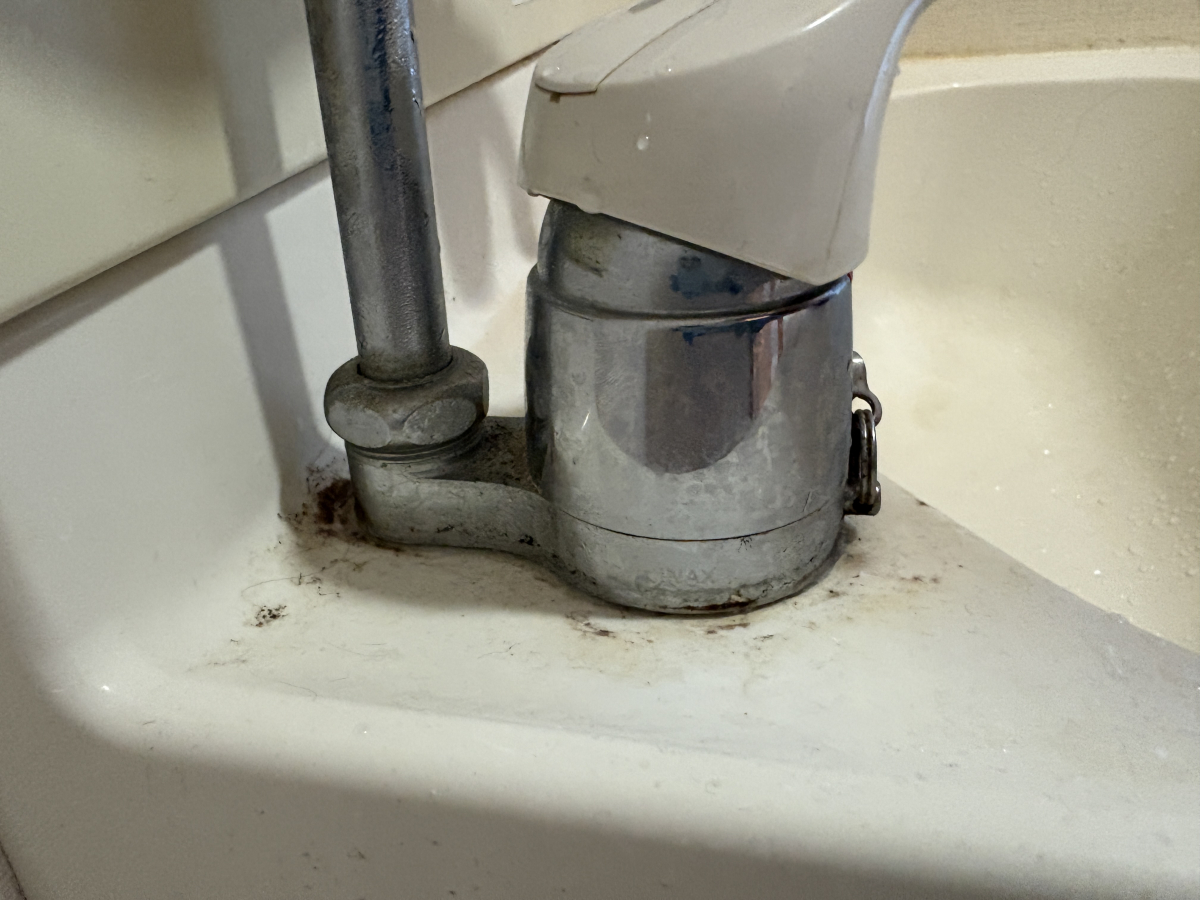 石川県加賀市の洗面所クリーニングの作業前1