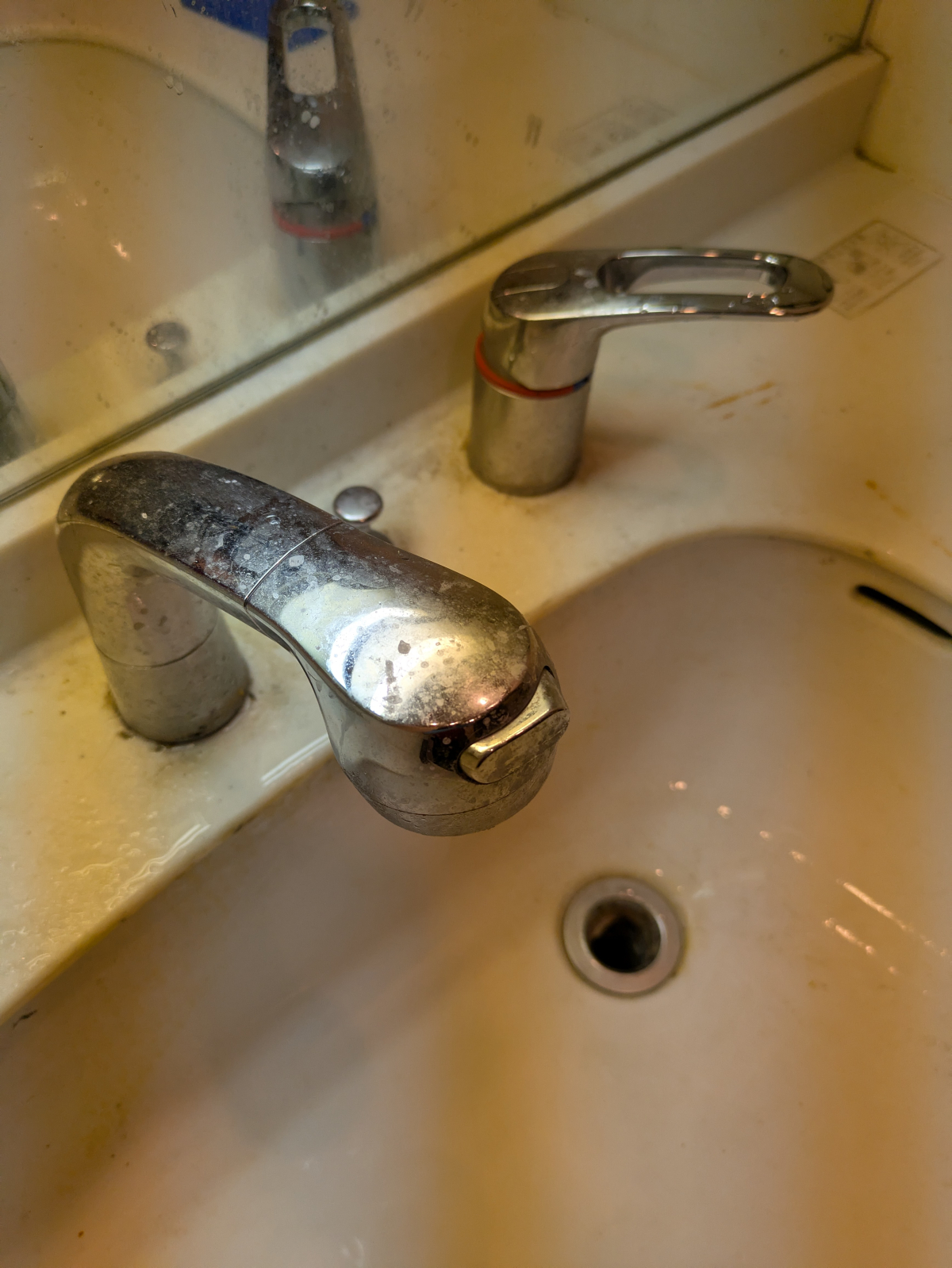 埼玉県戸田市の洗面所クリーニングの作業前1