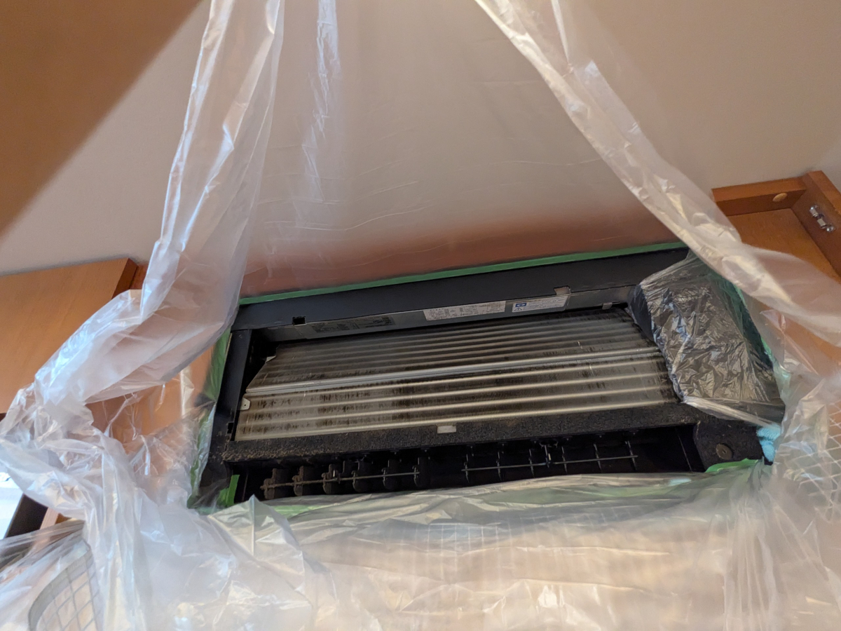 鳥取県八頭郡八頭町の壁埋め込みエアコンの作業前2