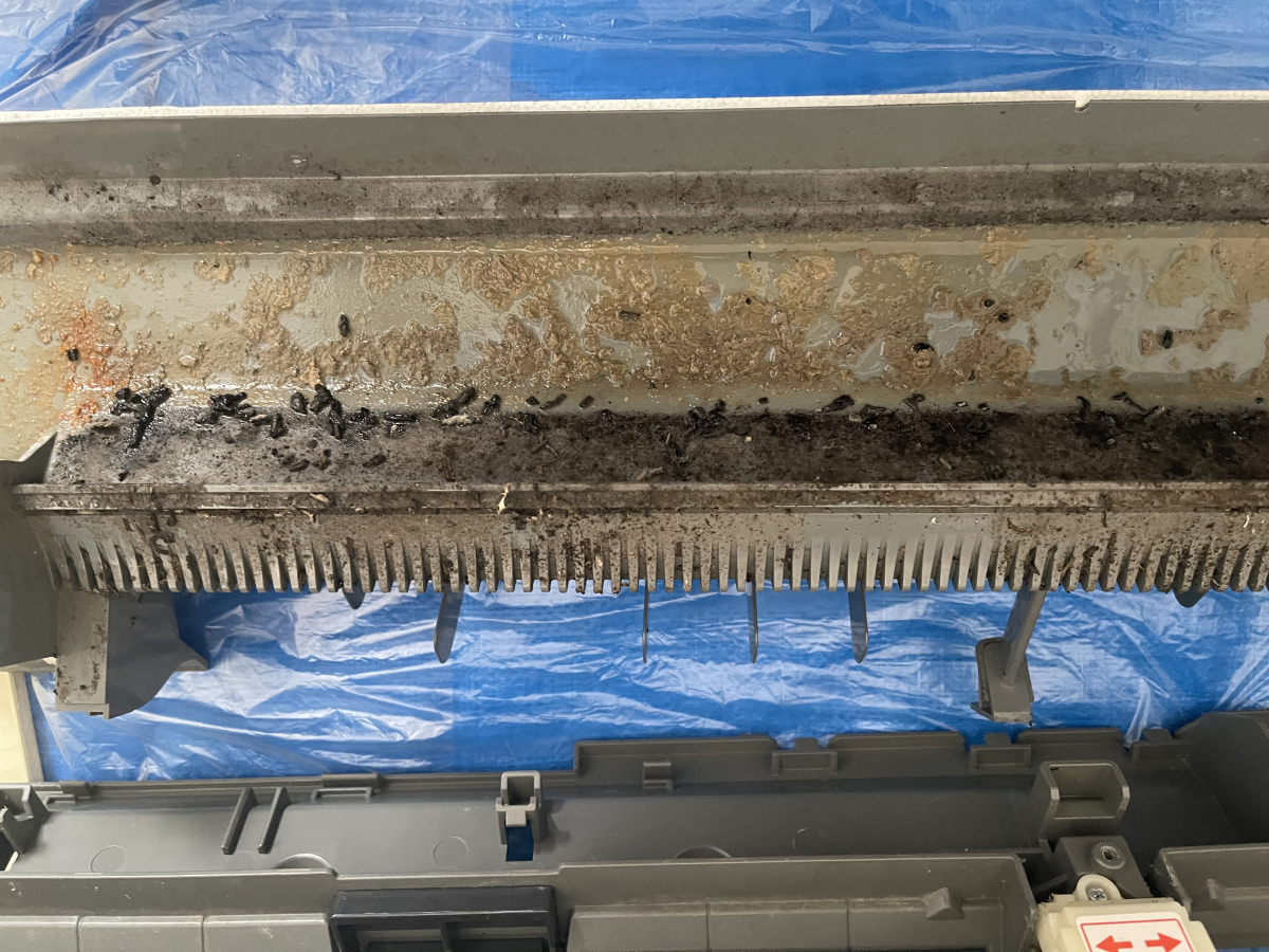 神奈川県横浜市戸塚区のお掃除機能付きエアコンの作業前2