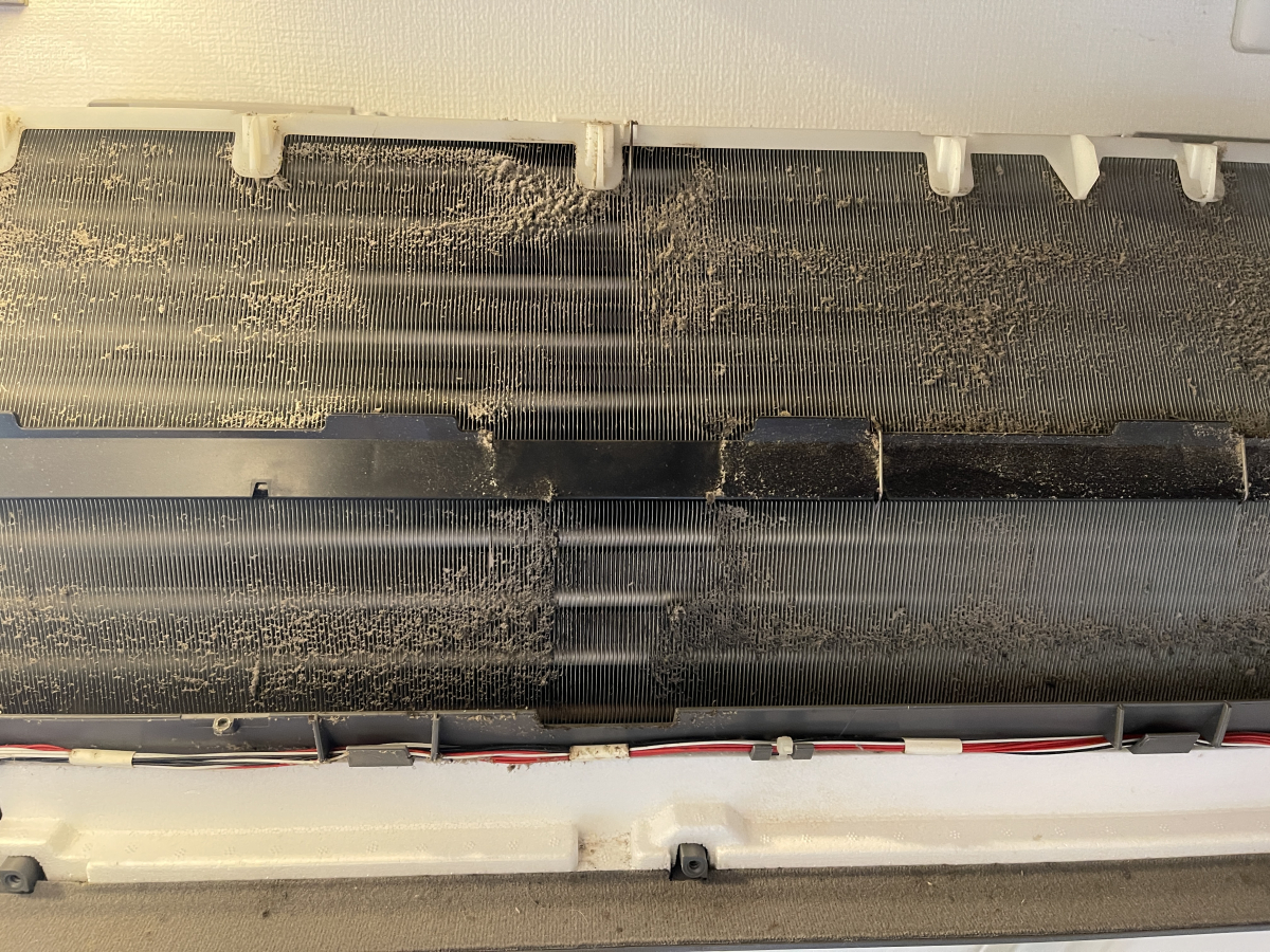 神奈川県横浜市戸塚区のお掃除機能付きエアコンの作業前2