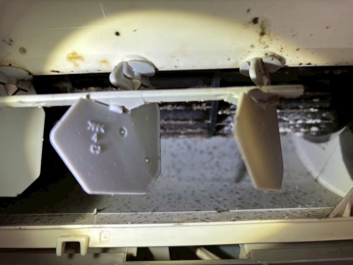 滋賀県近江八幡市の壁掛けエアコンの作業前2