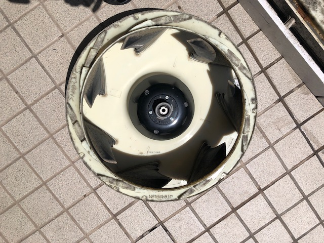 神奈川県横浜市鶴見区の業務用天井埋め込みエアコンの作業前2