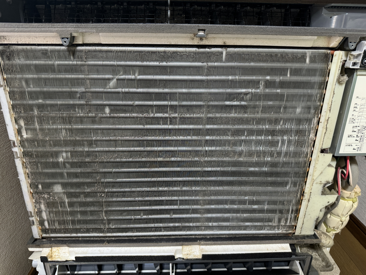 埼玉県三郷市の家庭用床置きエアコンの作業前1