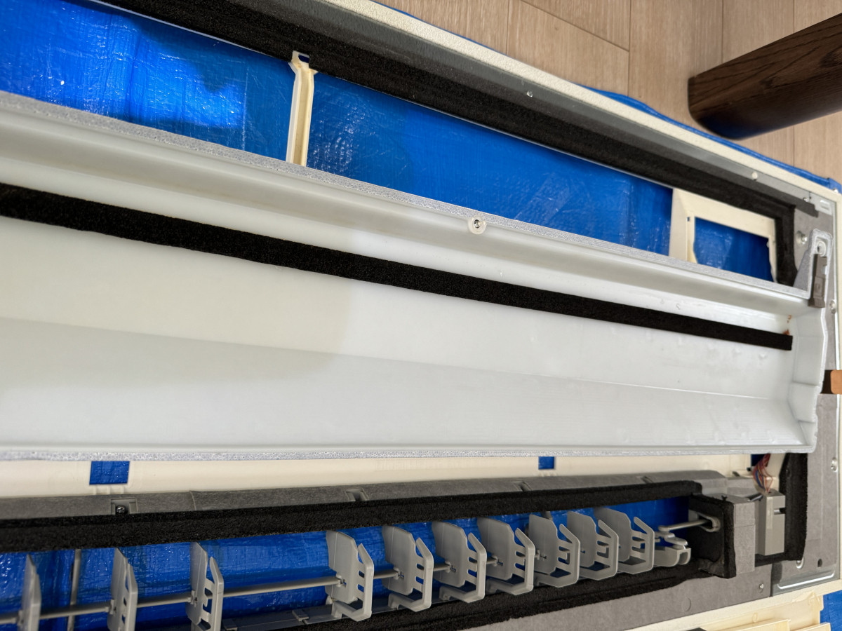 埼玉県三郷市天井埋め込み式１方向エアコンを分解クリーニングの壁掛けエアコンの作業後1