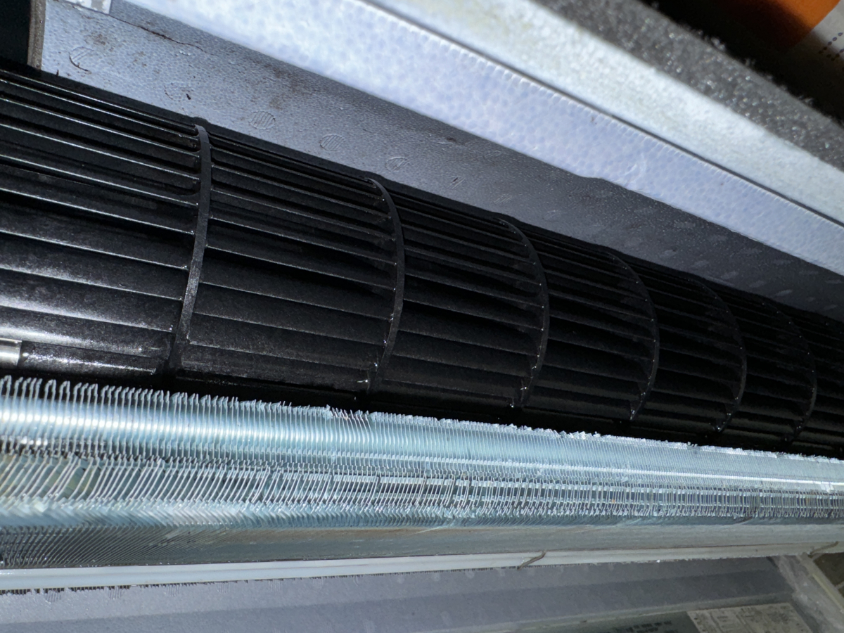 埼玉県三郷市天井埋め込み式1方向エアコンを分解クリーニングの壁掛けエアコンの作業後2