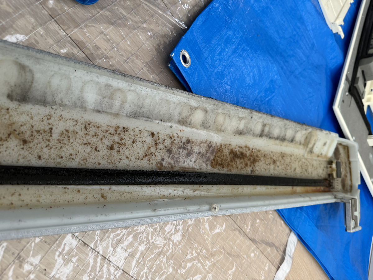 埼玉県三郷市天井埋め込み式1方向エアコンを分解クリーニングの壁掛けエアコンの作業前1