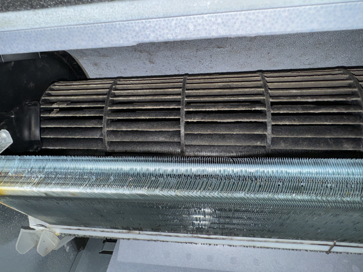 埼玉県三郷市天井埋め込み式1方向エアコンを分解クリーニングの壁掛けエアコンの作業前2