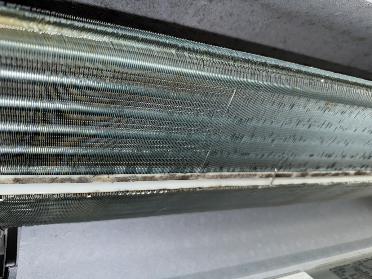 埼玉県三郷市天井埋め込み式1方向エアコンを分解クリーニングの壁掛けエアコンの作業前3