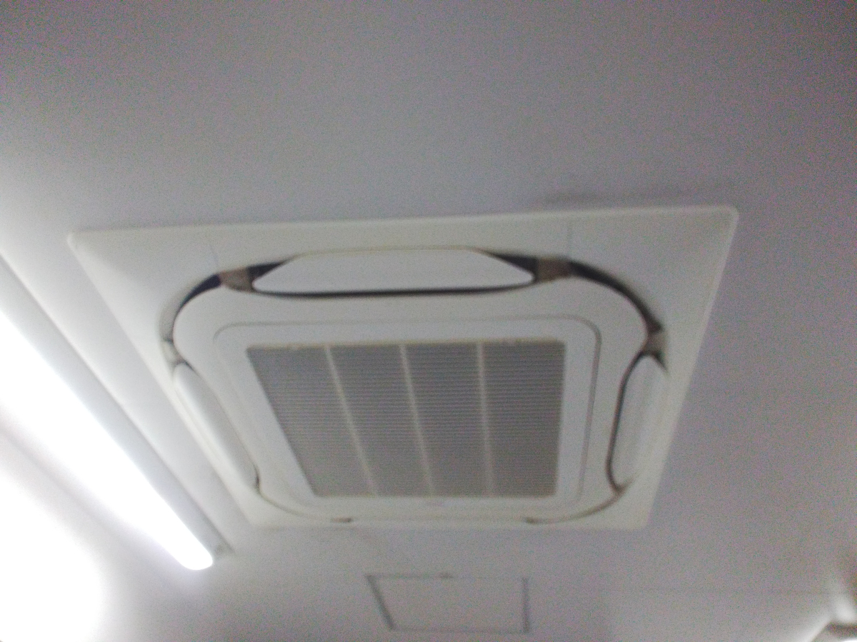 鹿児島県鹿児島市の業務用天井埋め込みエアコンの作業後1