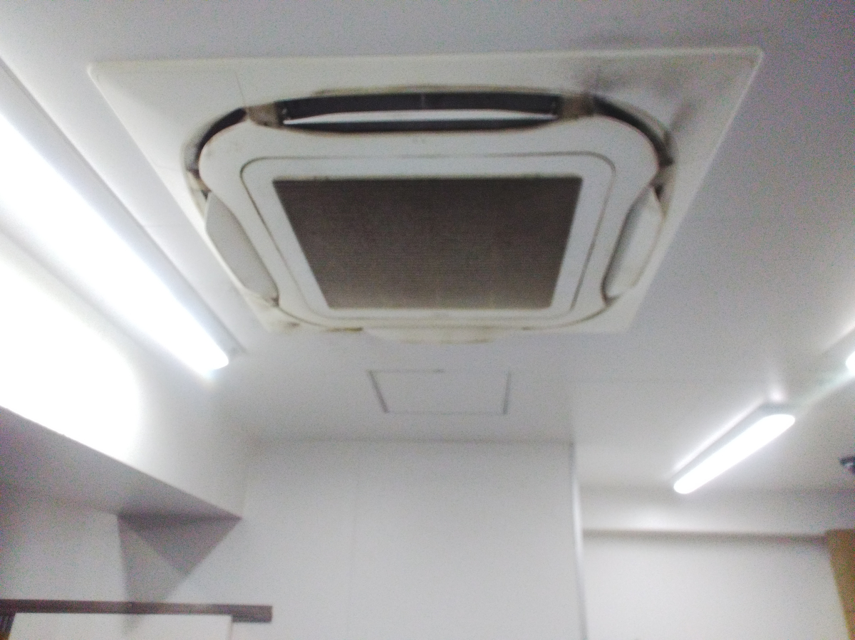 鹿児島県鹿児島市の業務用天井埋め込みエアコンの作業前1