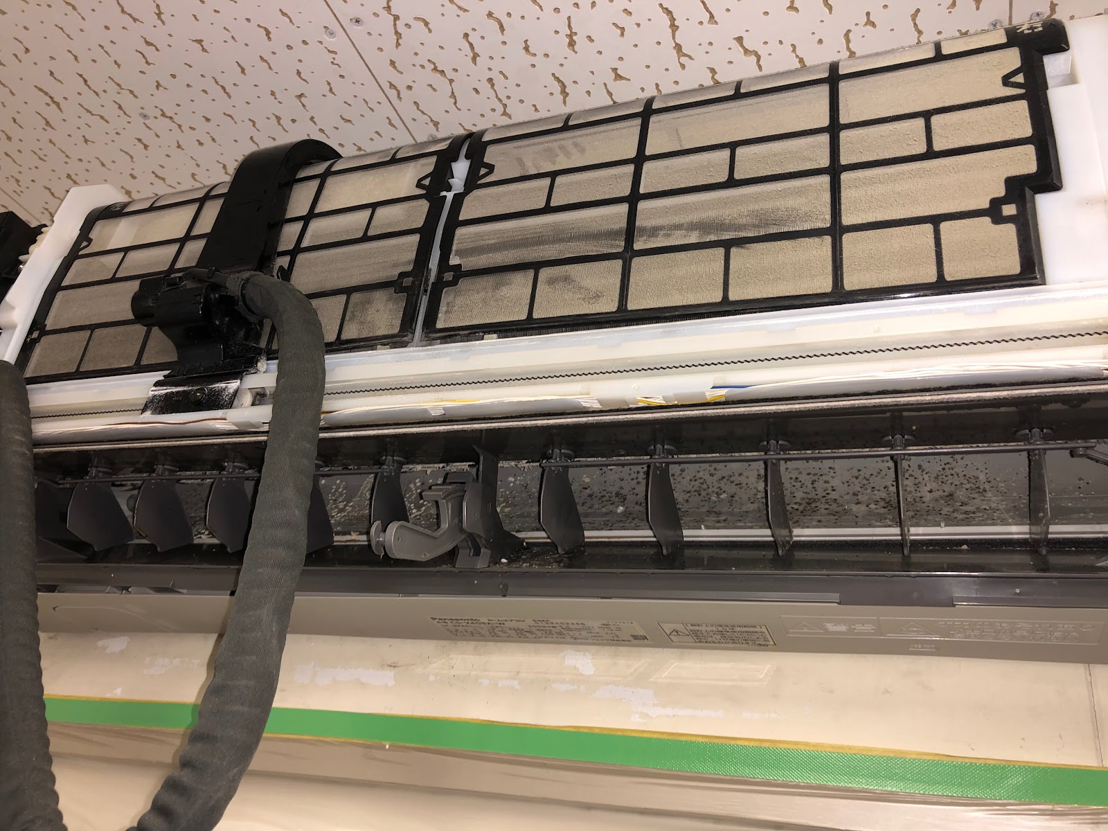 沖縄県那覇市のお掃除機能付きエアコンの作業前1