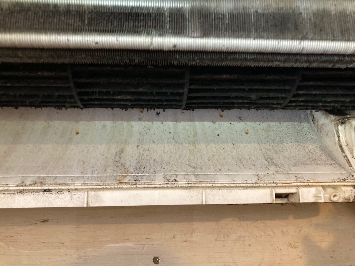 東京都港区の壁掛けエアコンの作業前2