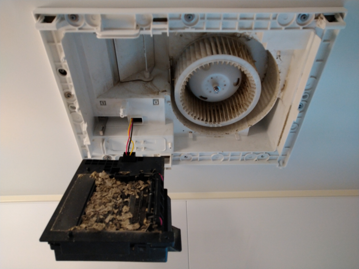 静岡県浜松市浜名区の浴室乾燥機クリーニングの作業前1