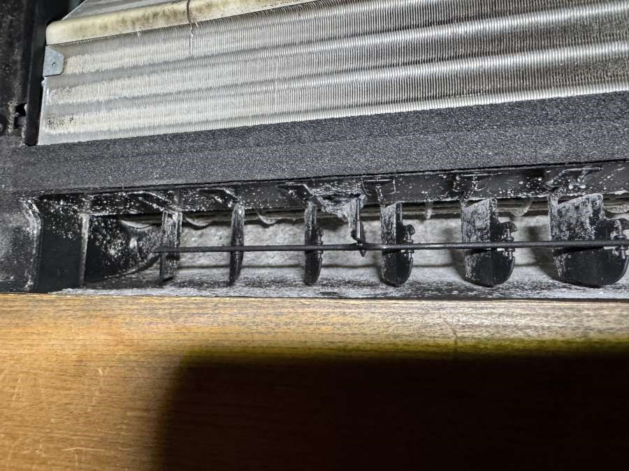 東京都中央区日本橋小舟町の壁埋め込みエアコンの作業前1