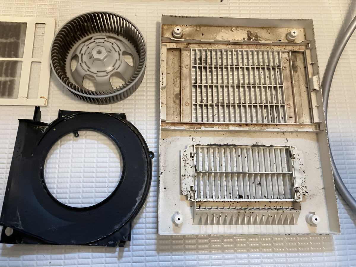 神奈川県川崎市多摩区登戸の浴室乾燥機クリーニングの作業前2