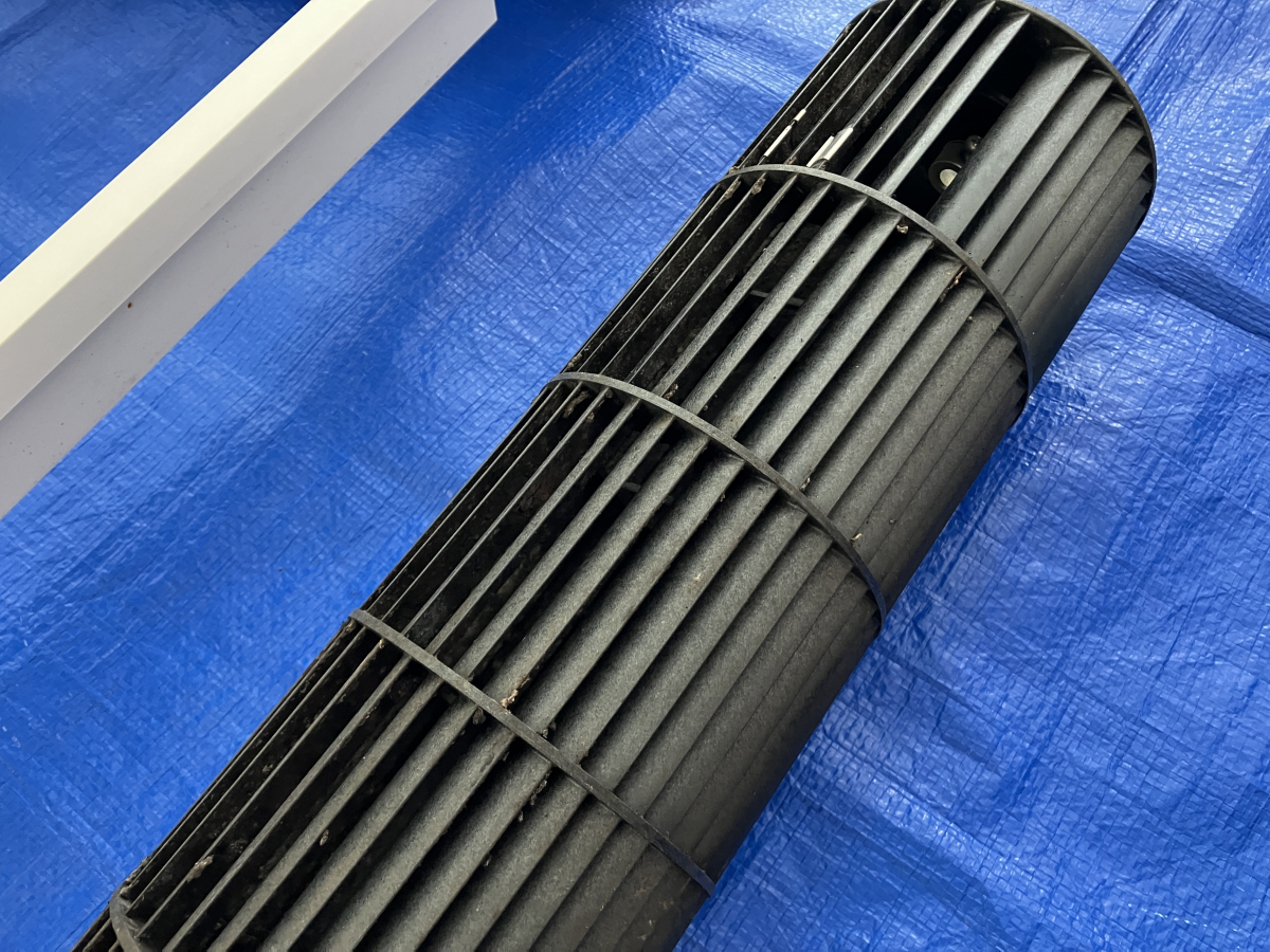 神奈川県川崎市多摩区の家庭用床置きエアコンの作業前2