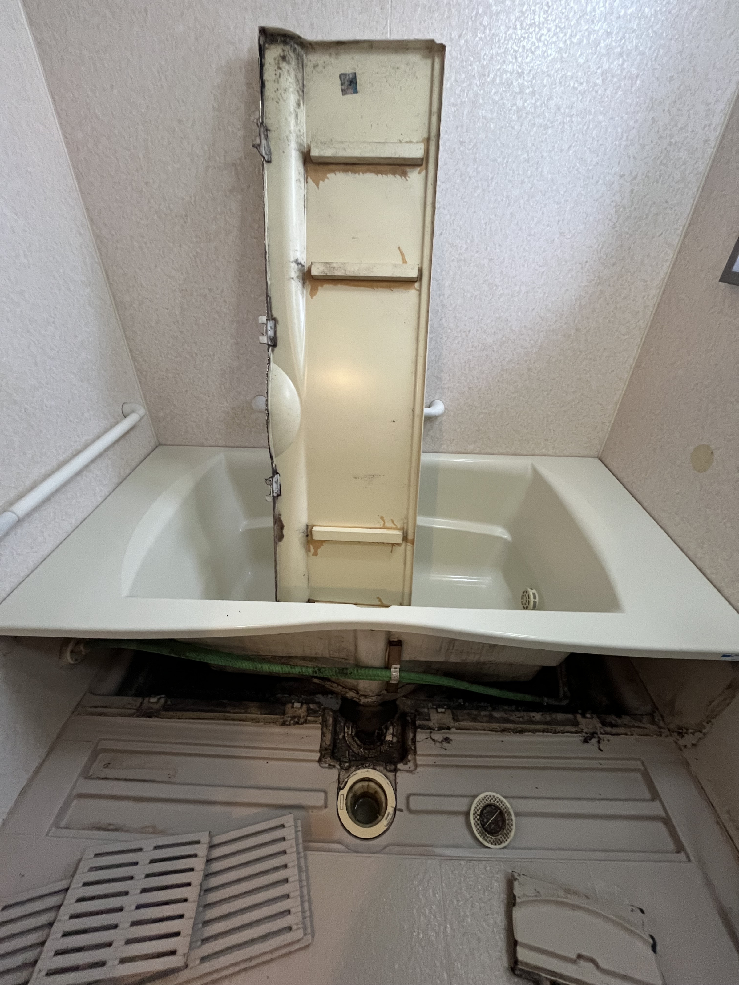 埼玉県入間市向陽台の浴室・お風呂クリーニングの作業前1