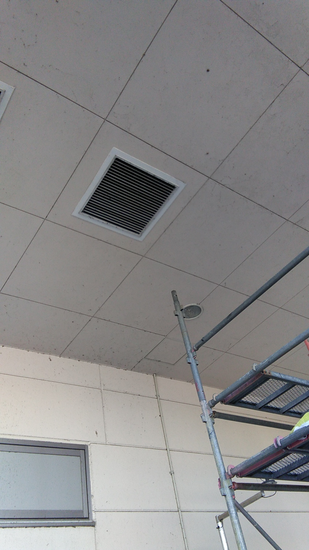 青森県八戸市の店舗清掃の作業前1