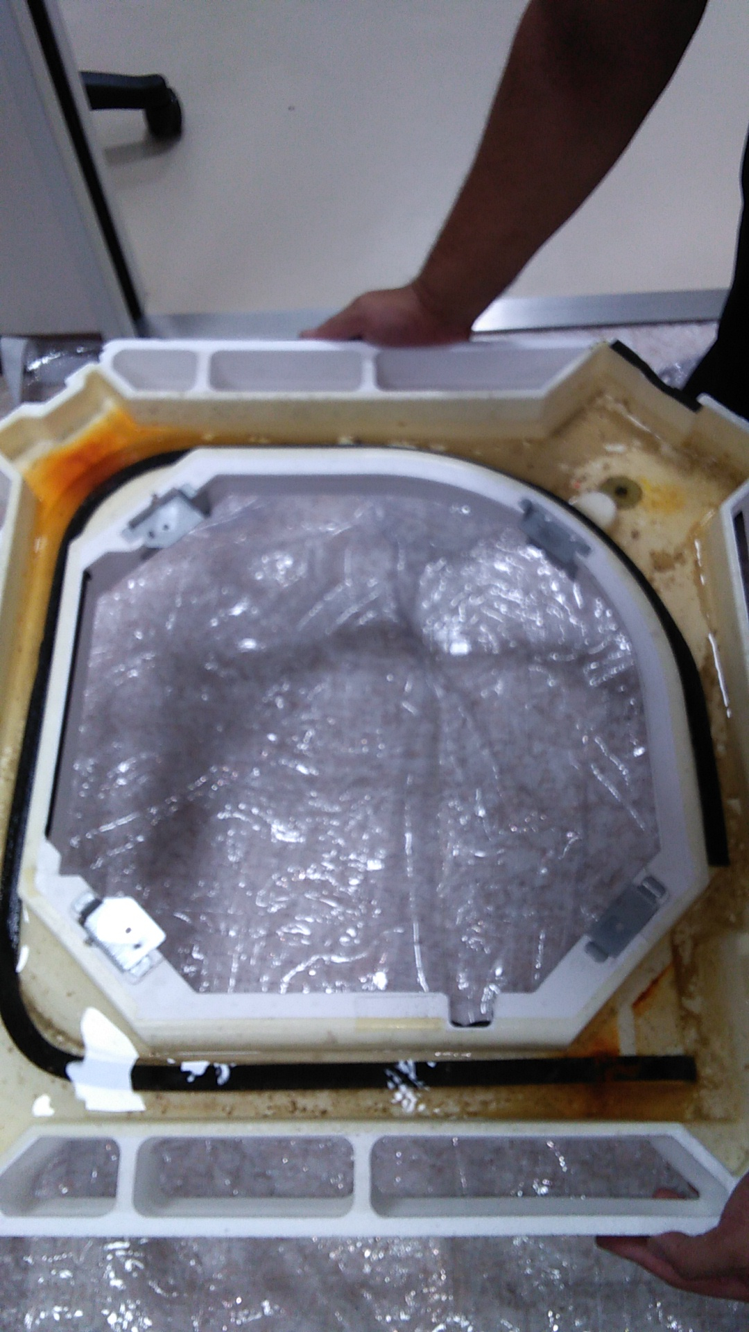 青森県八戸市の業務用天井埋め込みエアコンの作業前1