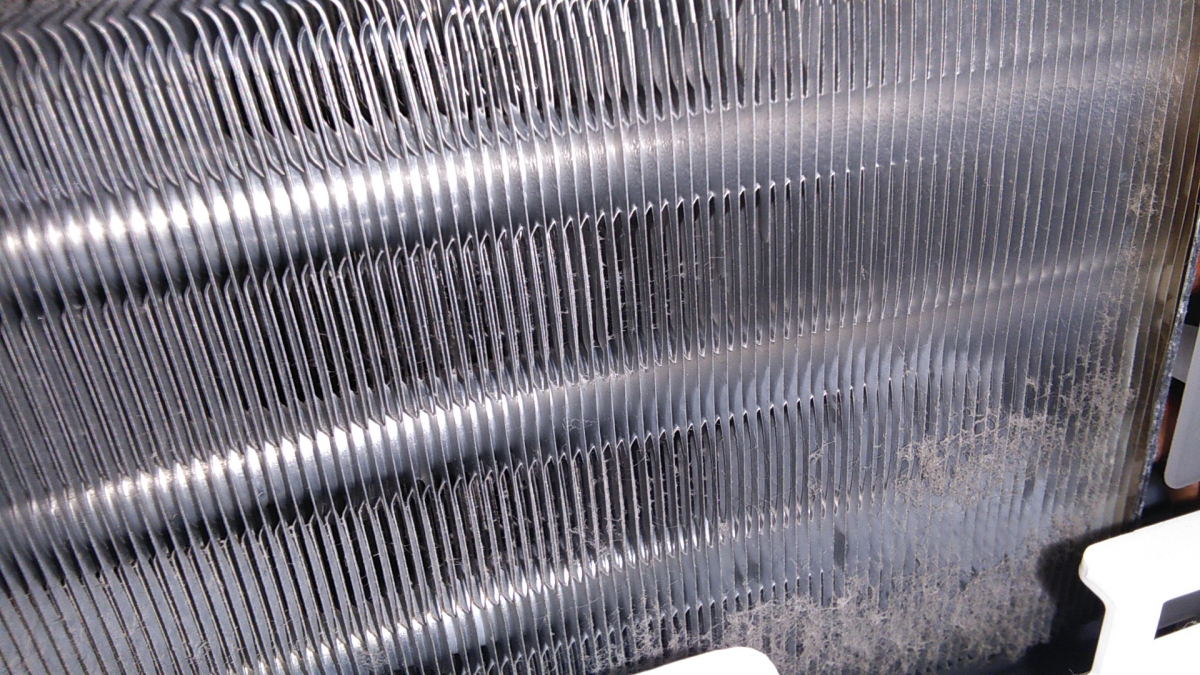 岩手県二戸市の業務用壁掛けエアコンの作業前1