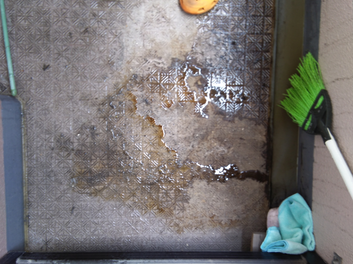 滋賀県大津市のベランダ・バルコニークリーニングの作業前1