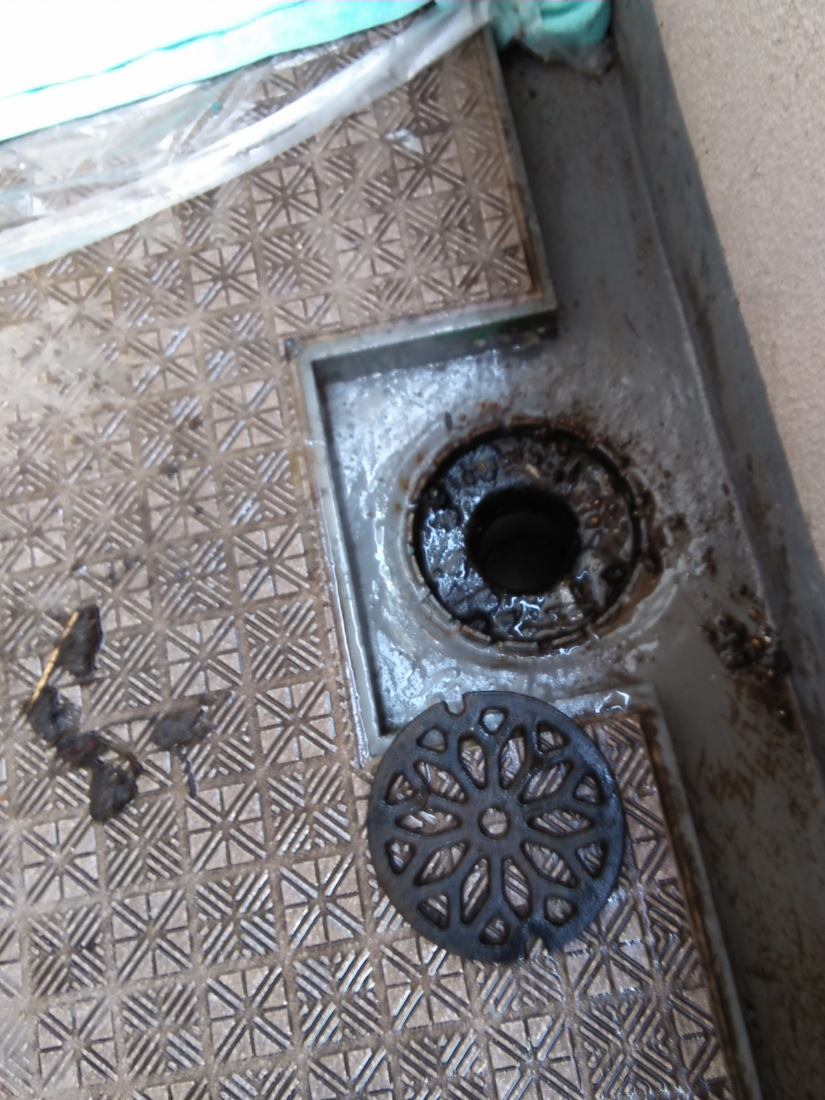 滋賀県大津市のベランダ・バルコニークリーニングの作業前2