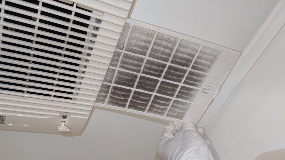 東京都新宿区の浴室乾燥機クリーニングの作業前2