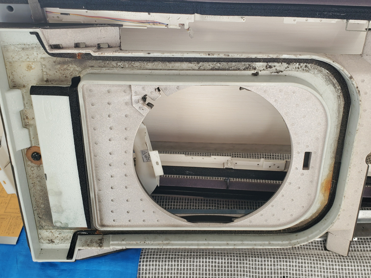 埼玉県熊谷市の家庭用天井埋め込みエアコンの作業前2