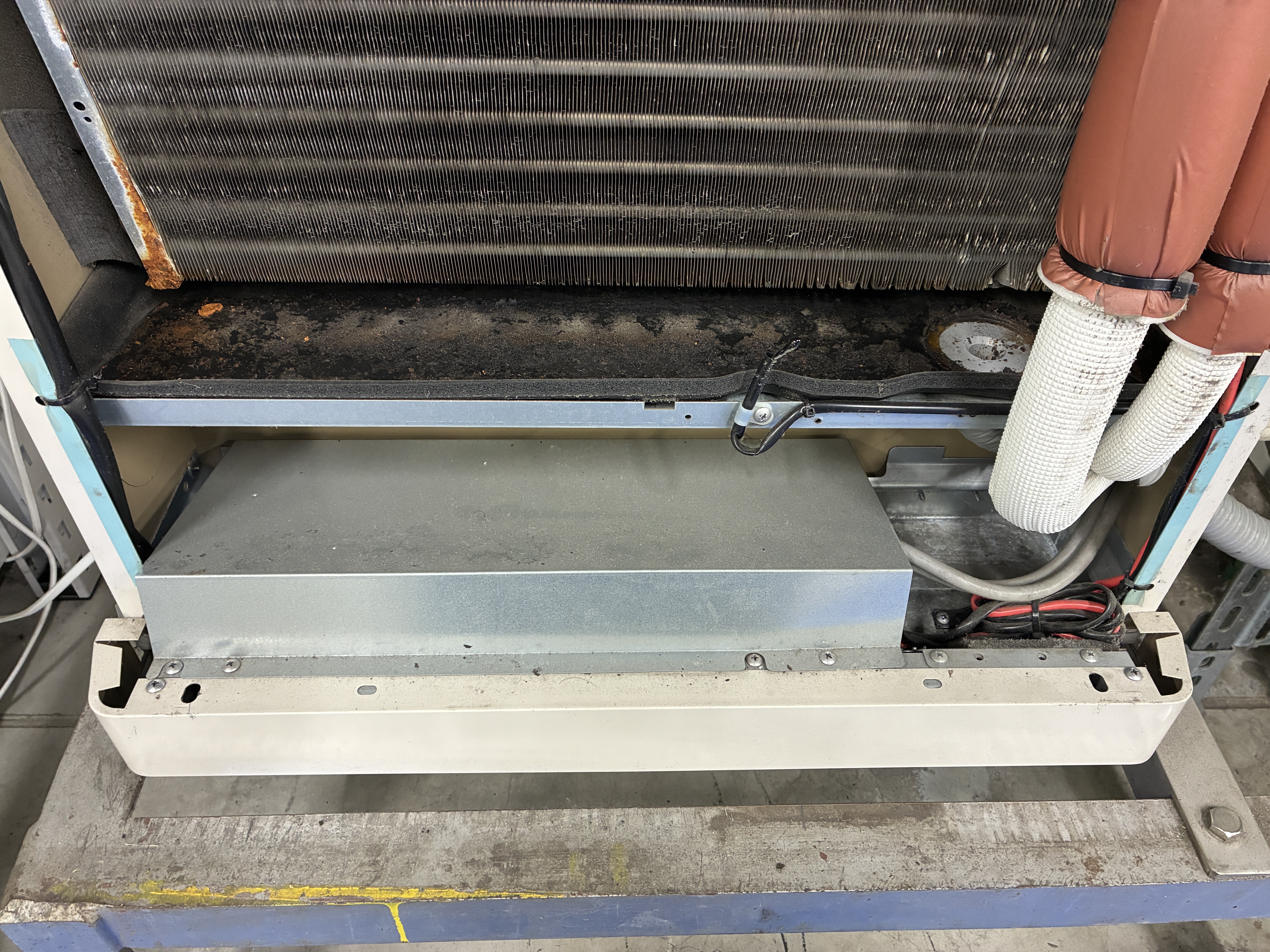 茨城県守谷市の業務用床置きエアコンの作業前1