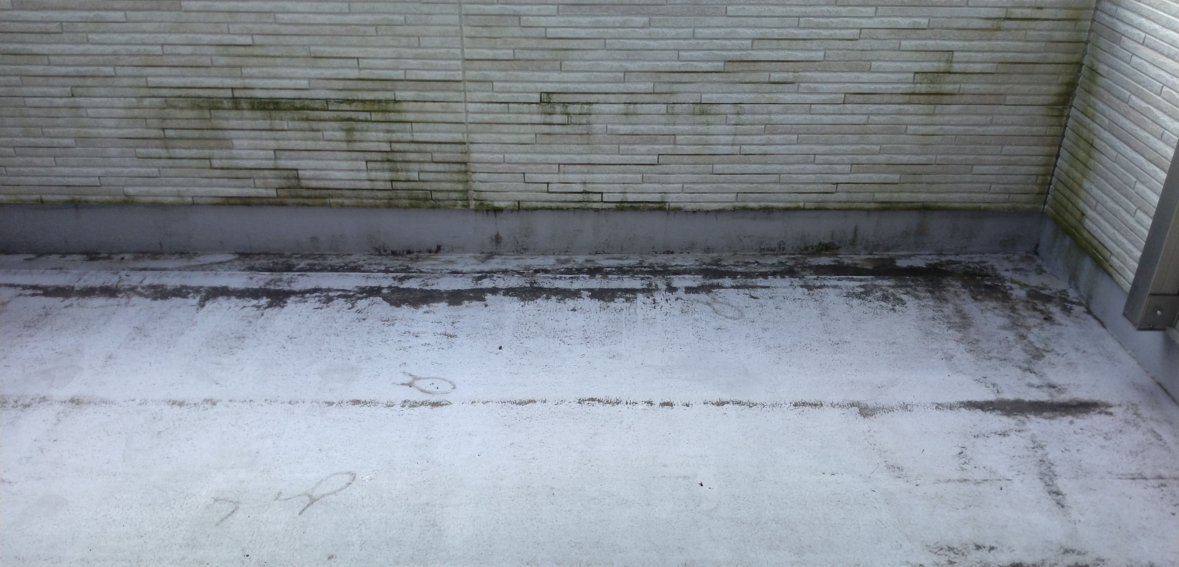 熊本県熊本市西区のベランダ・バルコニークリーニングの作業前1