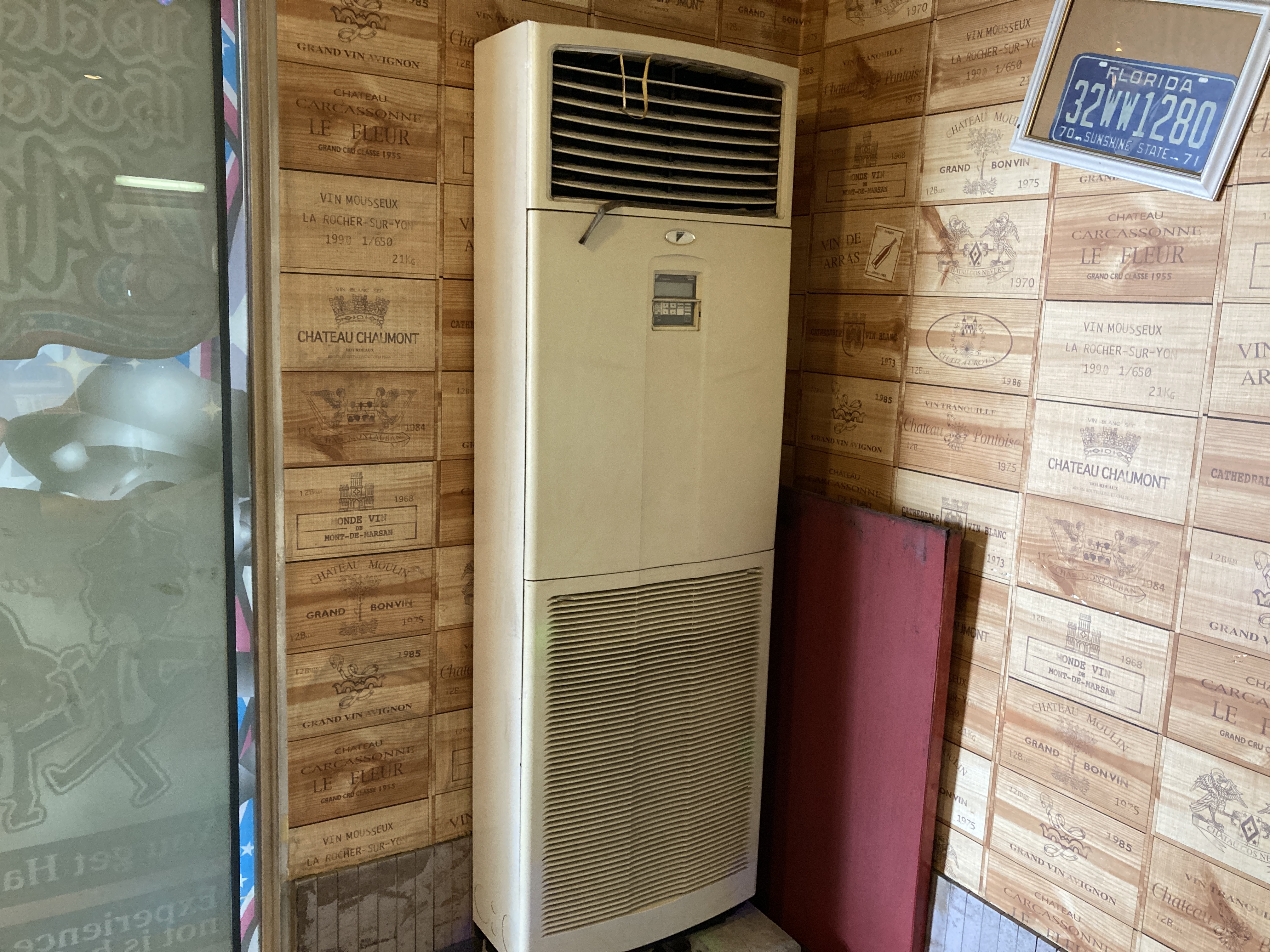 大阪府摂津市の業務用床置きエアコンの作業前1