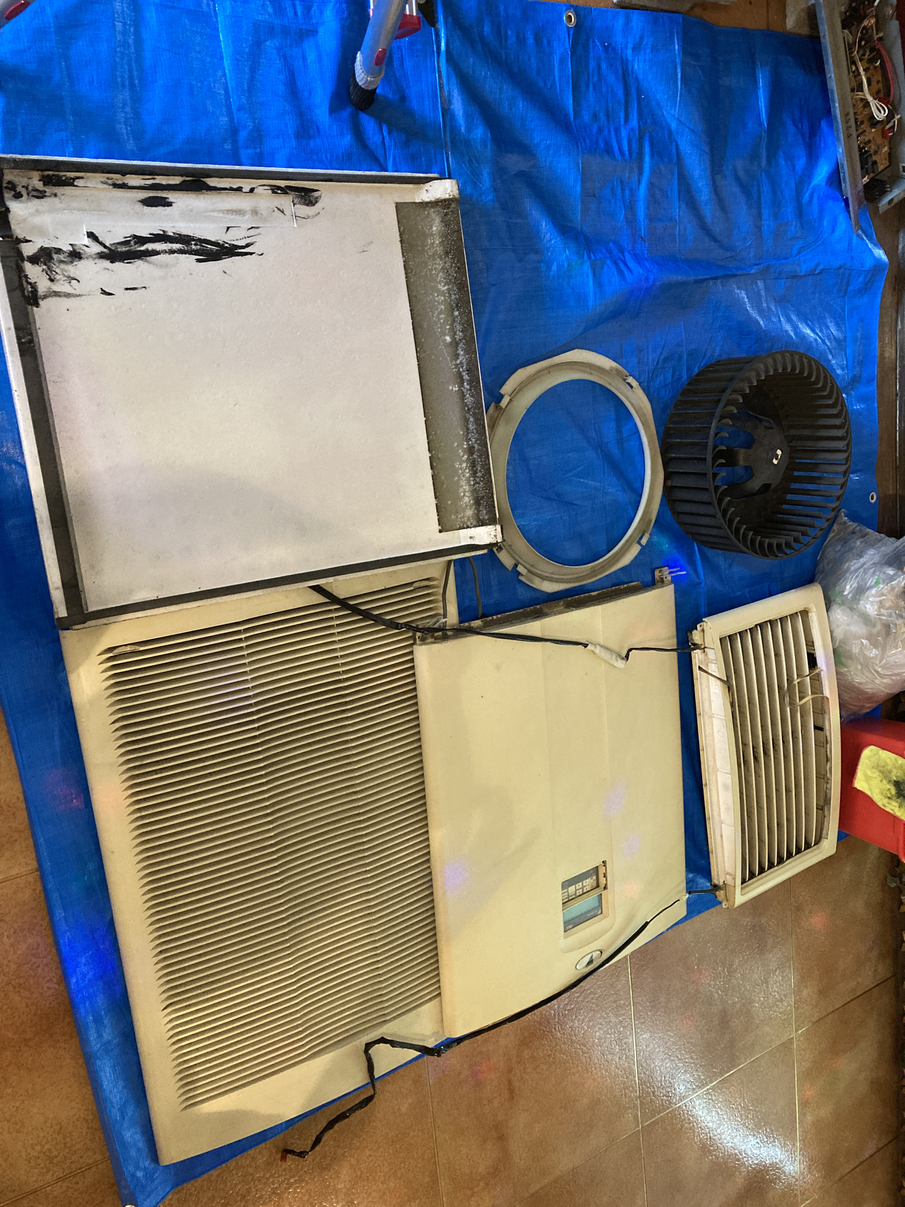 大阪府摂津市の業務用床置きエアコンの作業前2