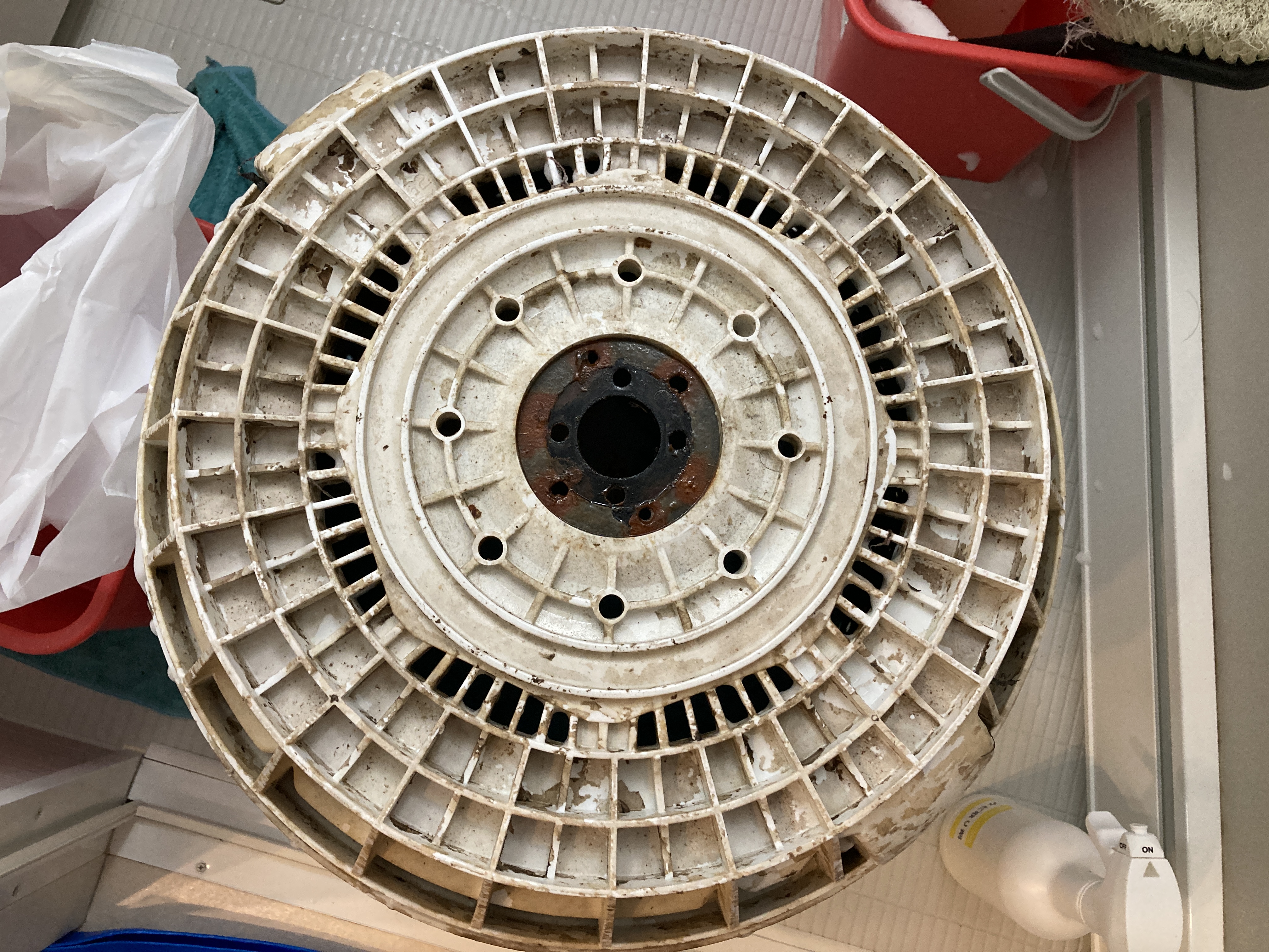 京都府京都市南区東九条下殿田町の洗濯機分解クリーニングの作業前2