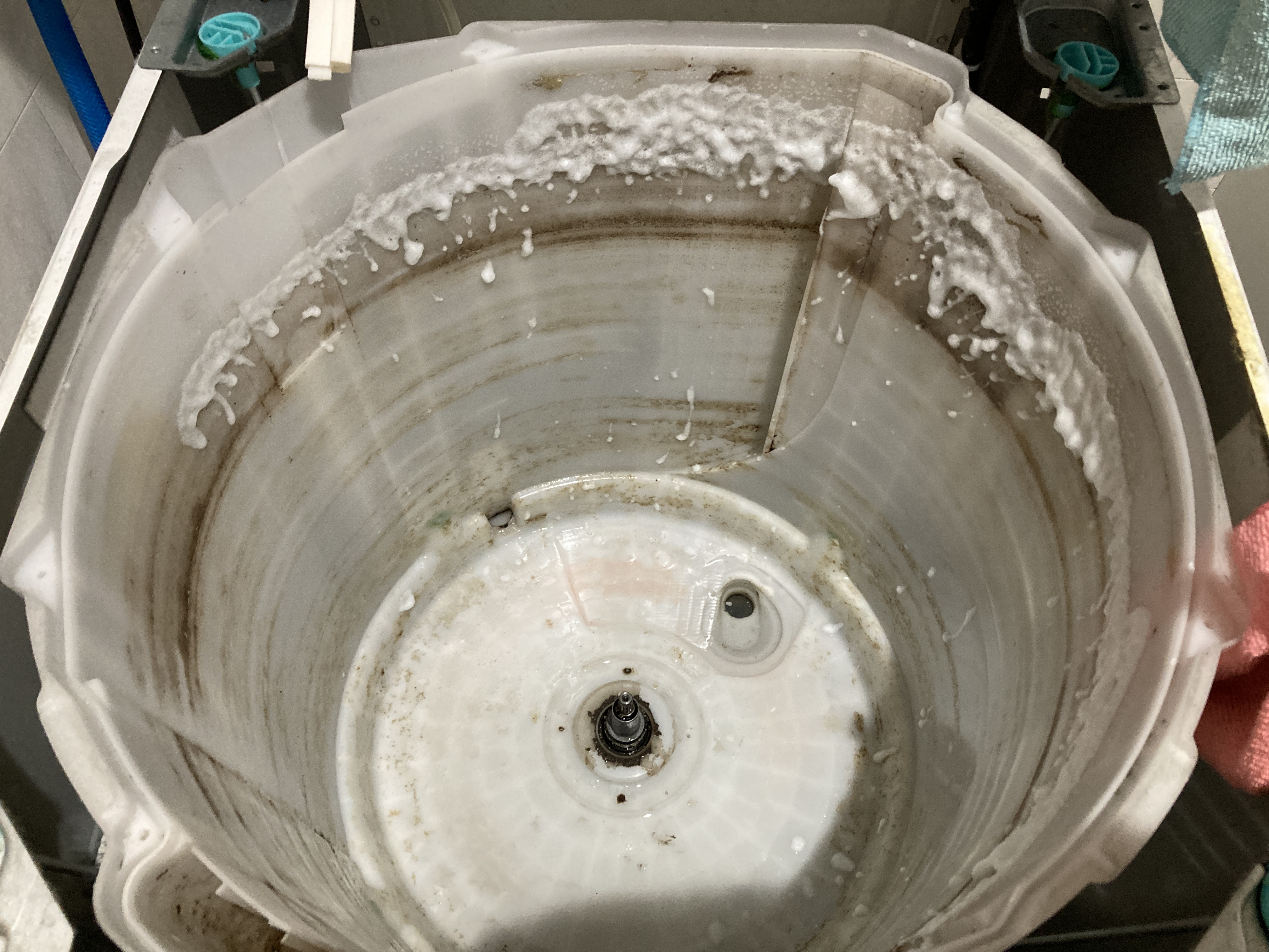 京都府京都市中京区壬生森前町の洗濯機分解クリーニングの作業前2