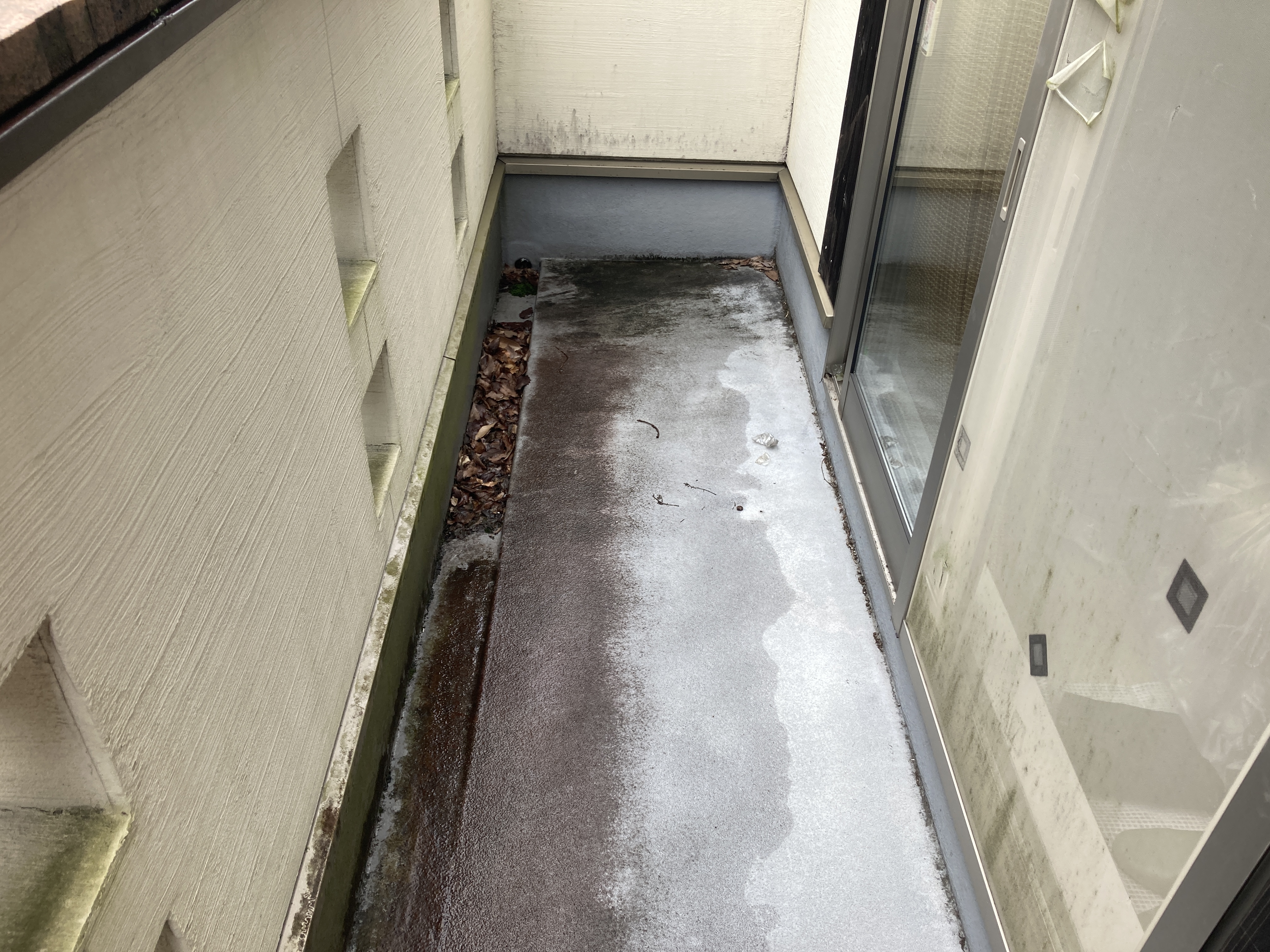 京都府京都市東山区今熊野阿弥陀ケ峰町のベランダ・バルコニークリーニングの作業前1