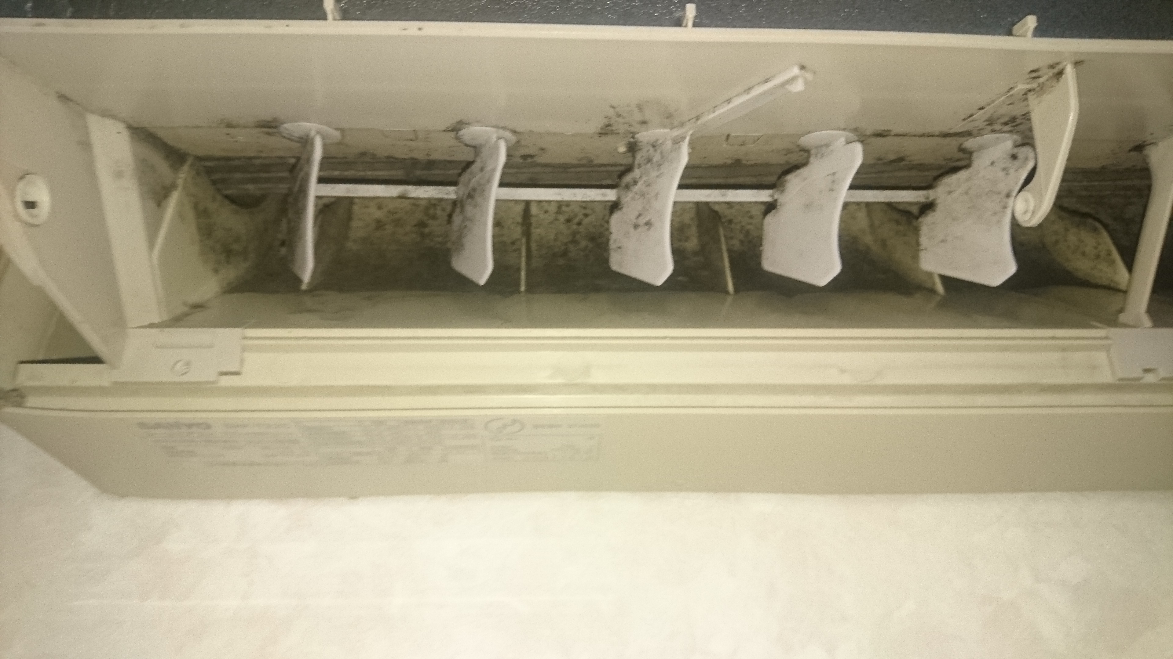 東京都小平市の壁掛けエアコンの作業前1