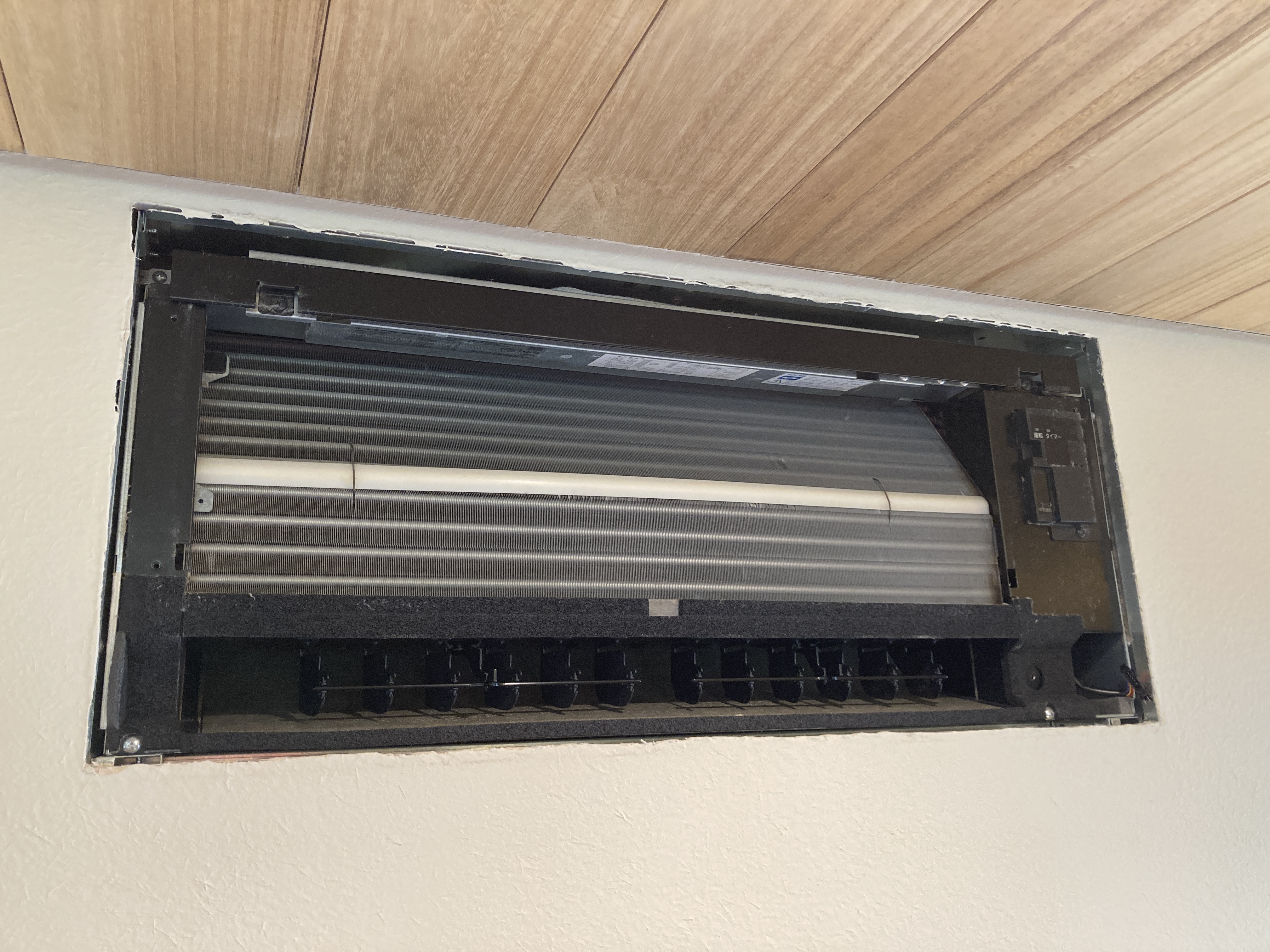 京都府京都市北区柴竹上ノ岸町の壁埋め込みエアコンの作業前1