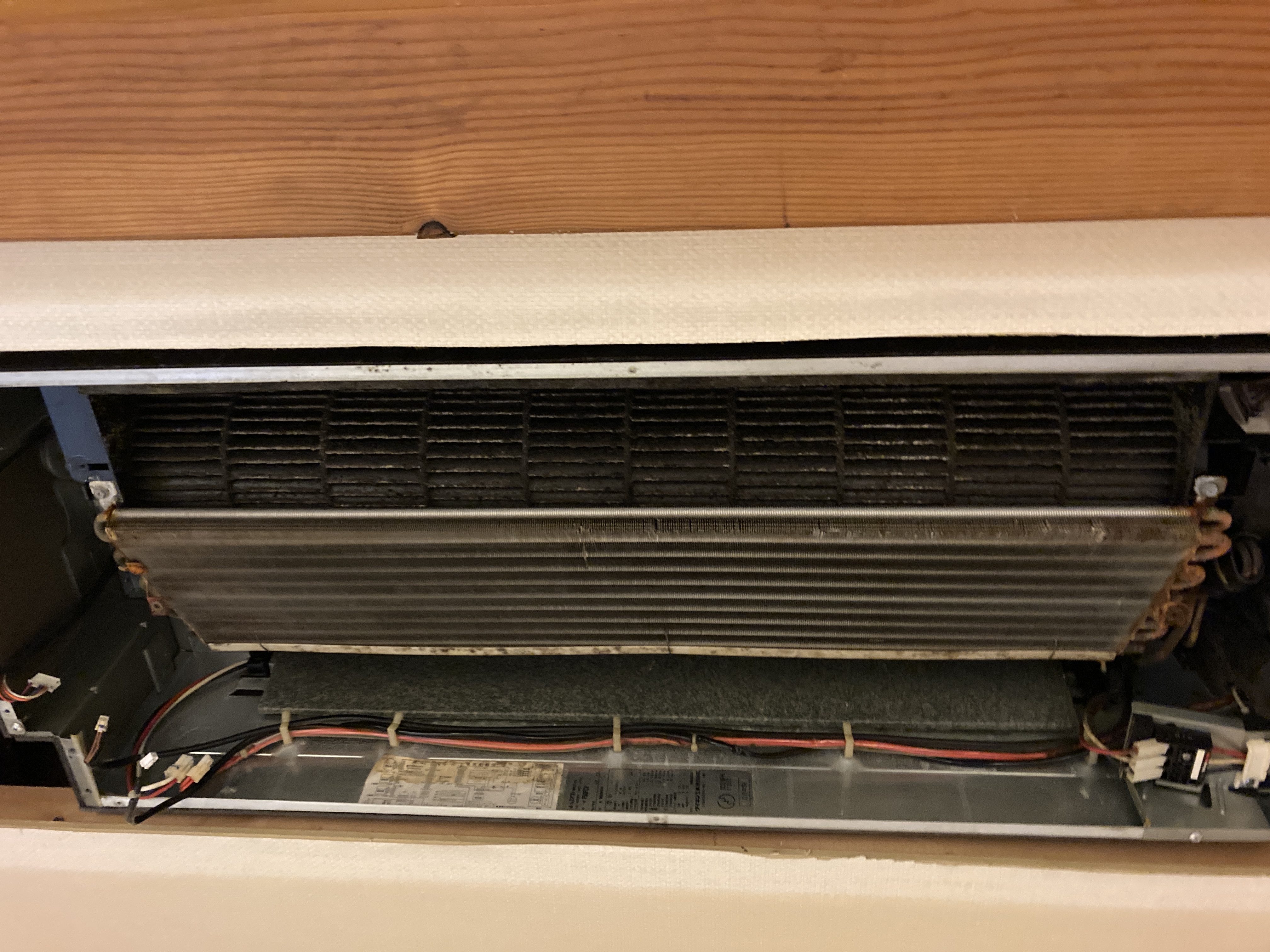 京都府京都市下京区舟屋町の家庭用天井埋め込みエアコンの作業前2