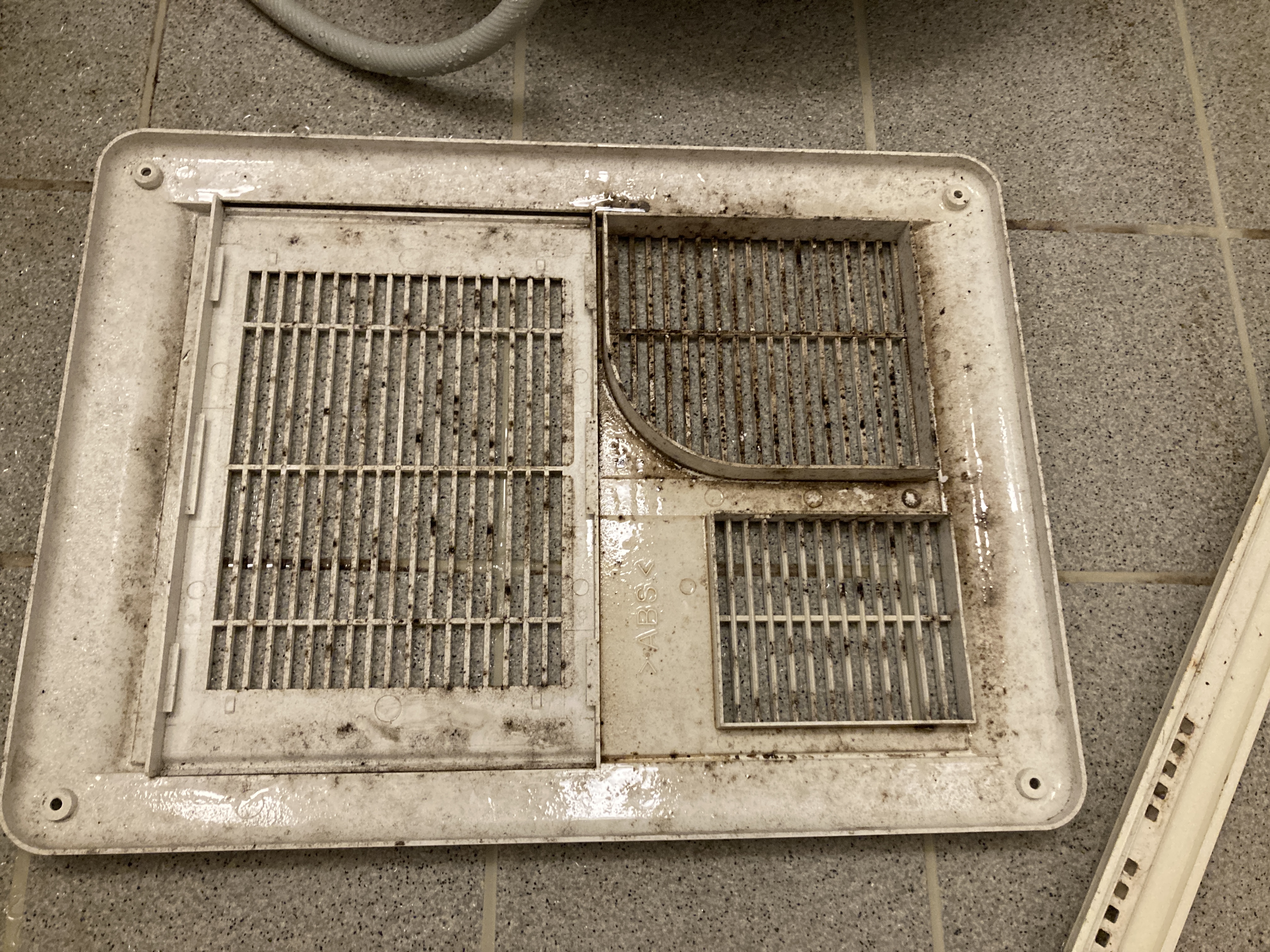 京都府亀岡市余部町前川原の浴室・お風呂クリーニングの作業前2