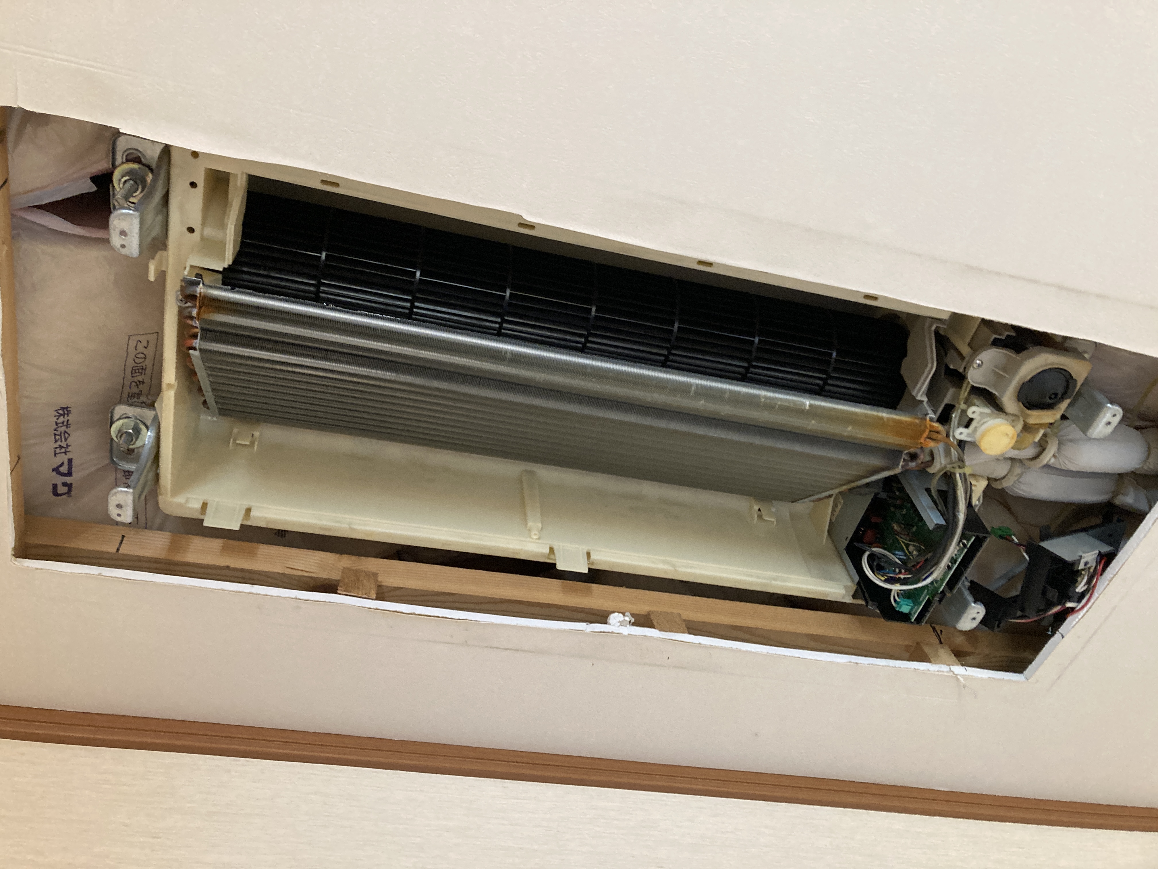 京都府京田辺市松井里ケ市の家庭用天井埋め込みエアコンの作業前1
