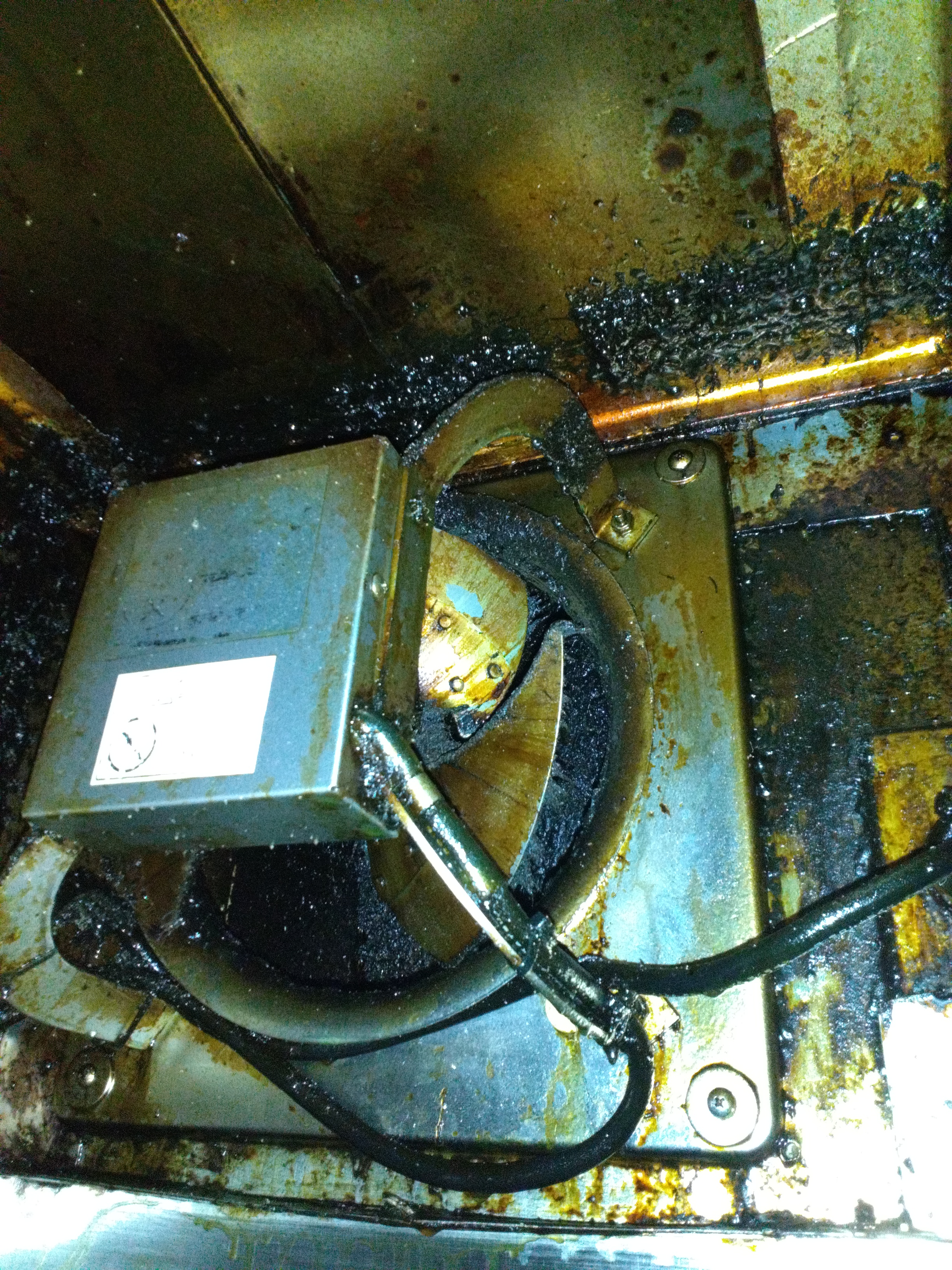 青森県八戸市のレンジフードクリーニングの作業前1