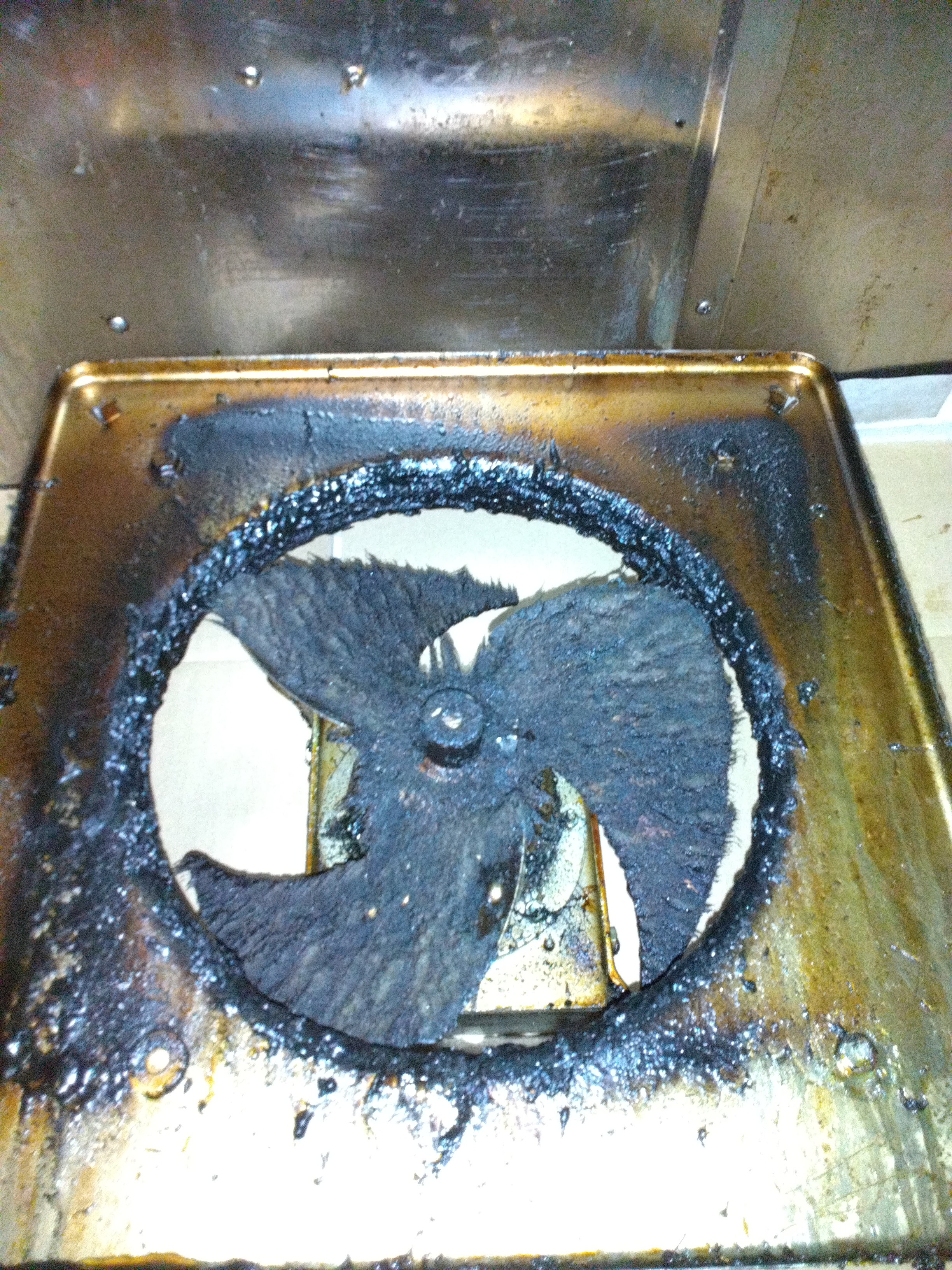 青森県八戸市のレンジフードクリーニングの作業前2