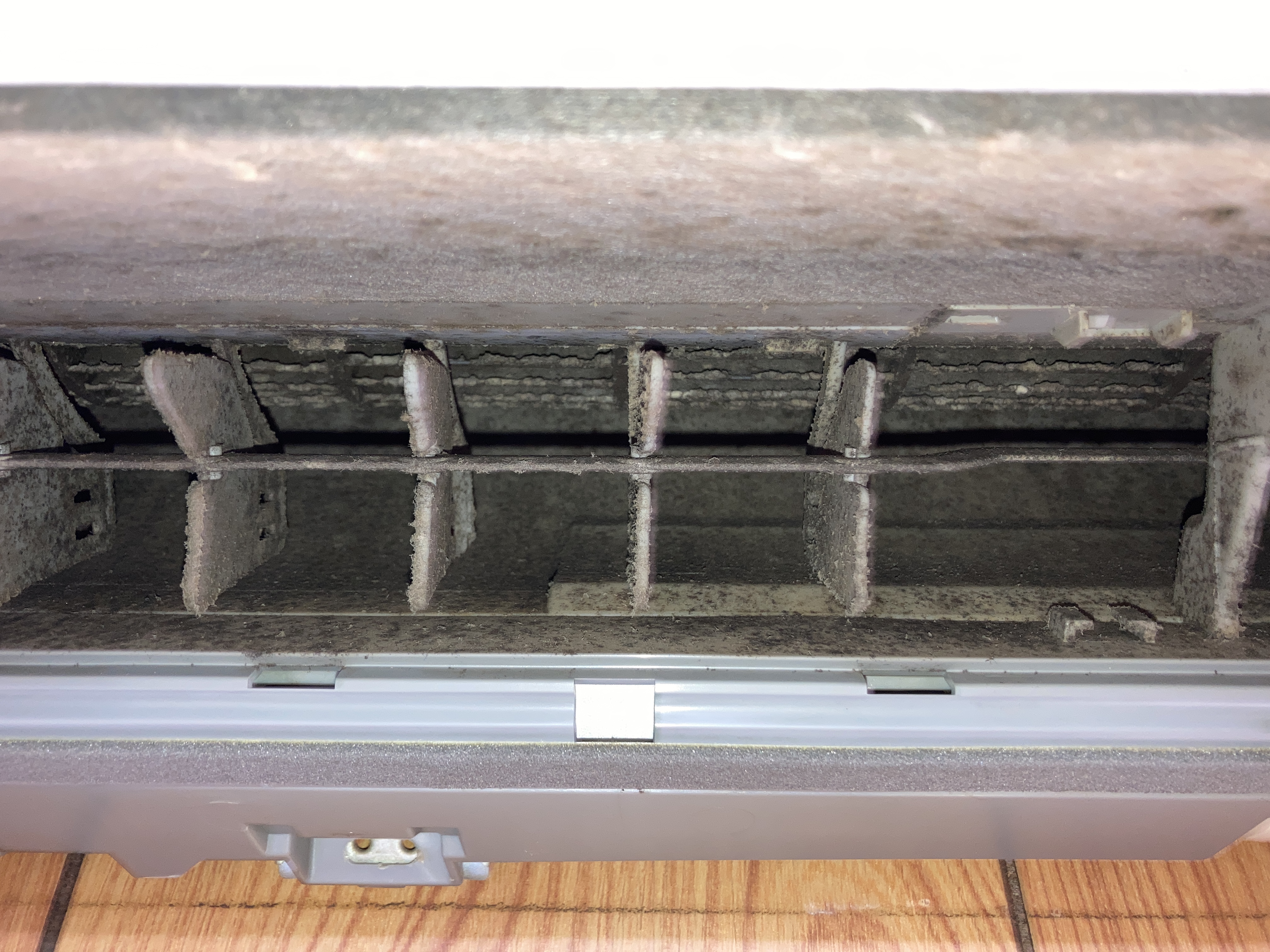 京都府京都市南区東九条西明田町のお掃除機能付きエアコンの作業前3