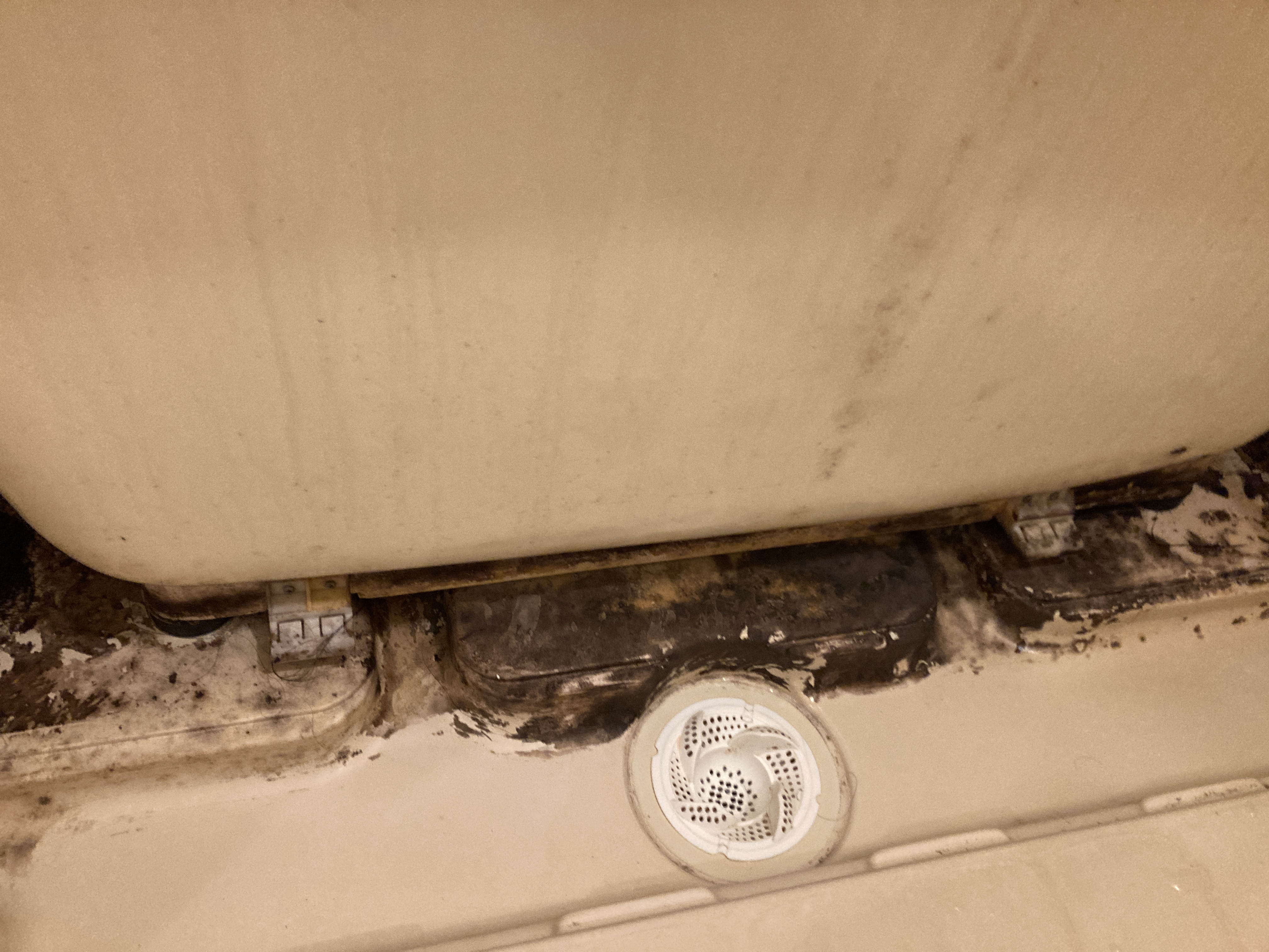 京都府向日市寺戸町七ノ坪の浴室・お風呂クリーニングの作業前3